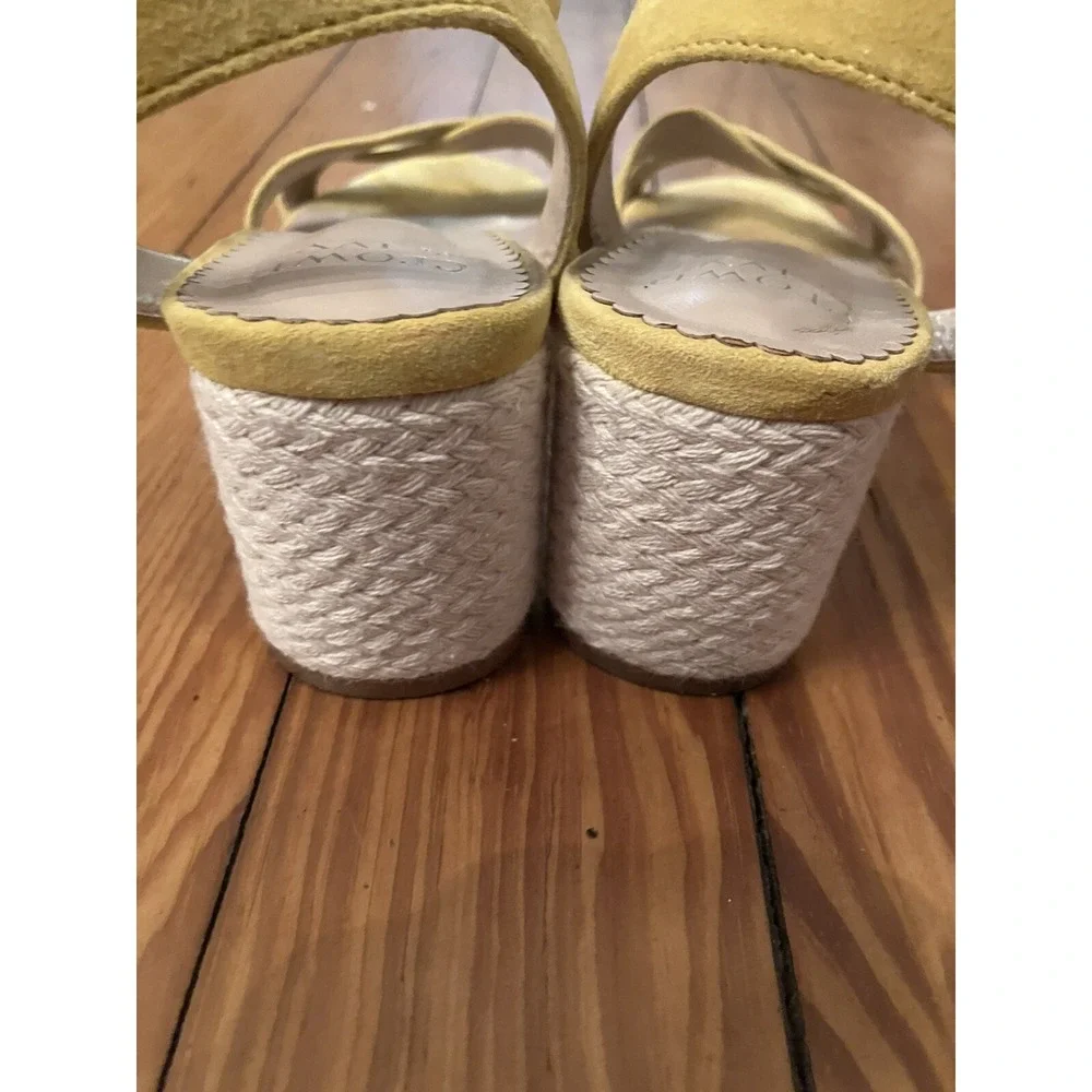CROWN‎ AND IVY Shoes Sz 8 Gold suede Heel Sandels Strap